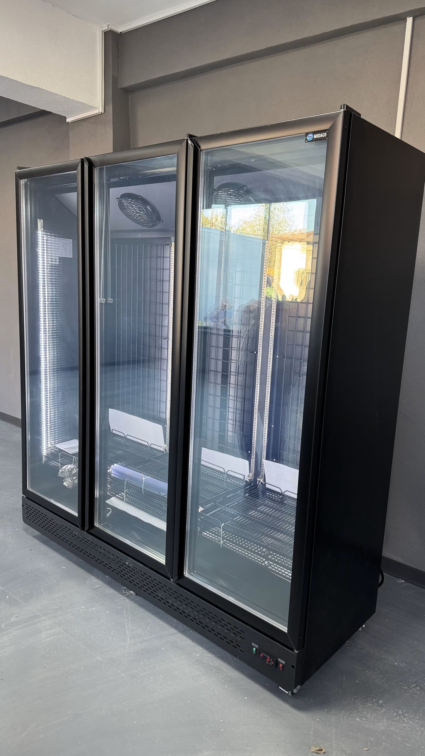 Congelator vertical cu 3 usi - 1800L, agregat intern, control digital