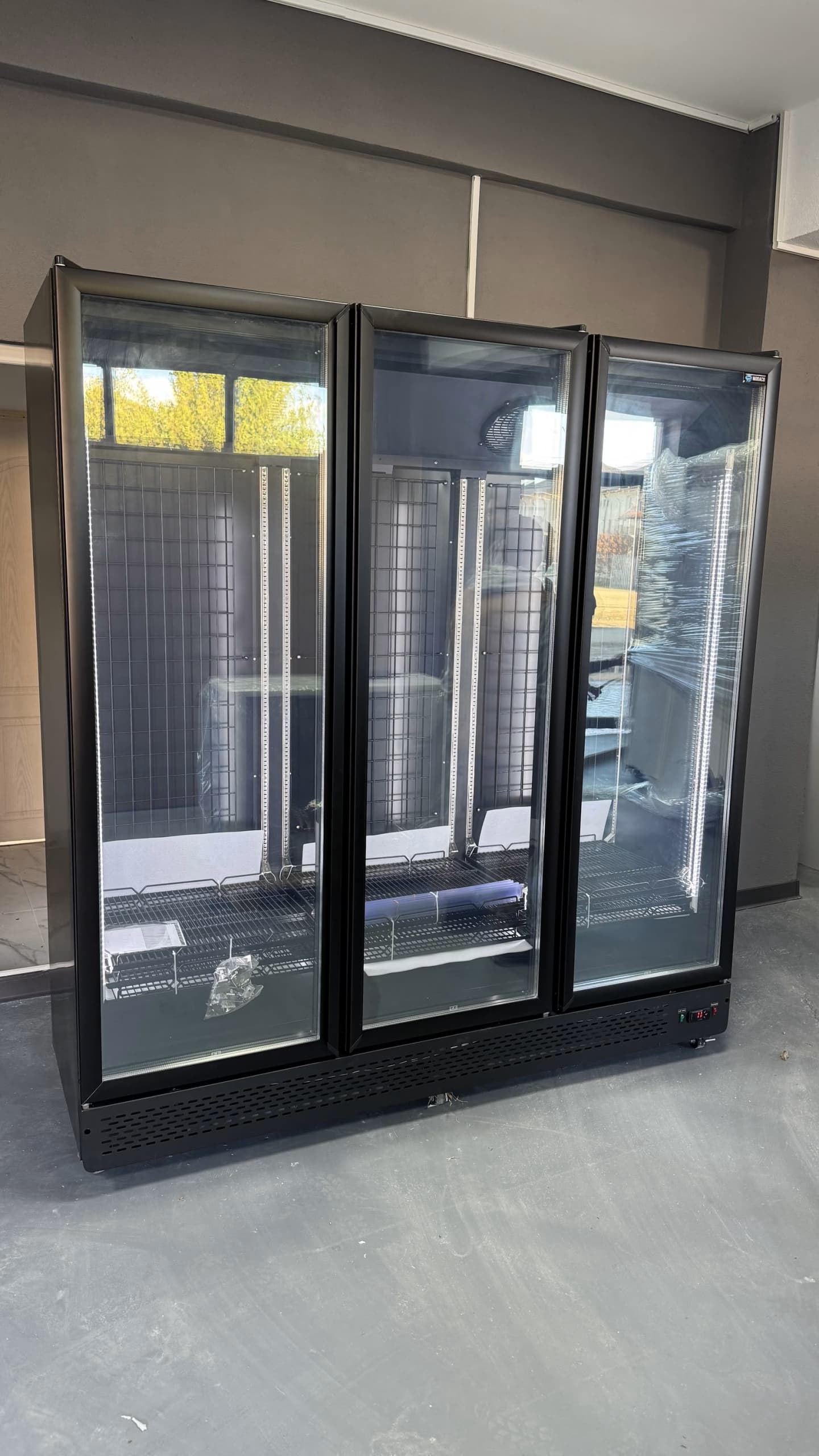 Congelator vertical cu 3 usi - 1800L, agregat extern, control digital